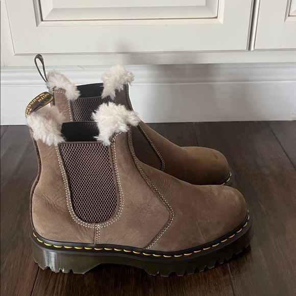 NWT Dr. Martens 2976 Faux Shearling Lined Boots - Picture 3 of 6